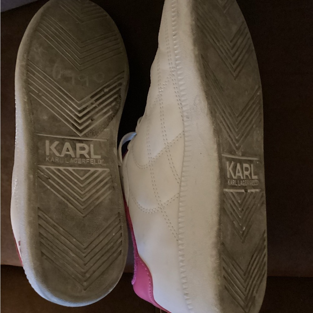 Karl Lagerfeld Paris
Unisex LILY KARL SNEAKER
SZ 7.5
BT2 - Picture 7 of 8